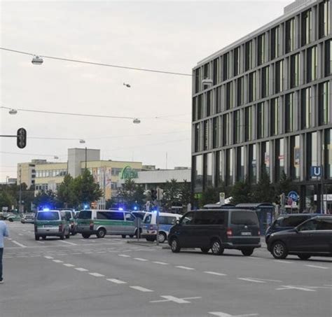 M­ü­n­i­h­­t­e­ ­A­V­M­­y­e­ ­s­i­l­a­h­l­ı­ ­s­a­l­d­ı­r­ı­